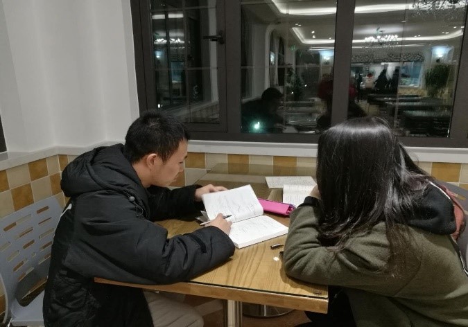 图片包含 人员, 室内, 就坐, 墙壁 描述已自动生成