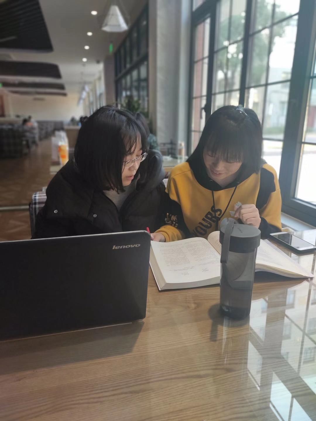 图片包含 餐桌, 室内, 人员, 孩子 描述已自动生成